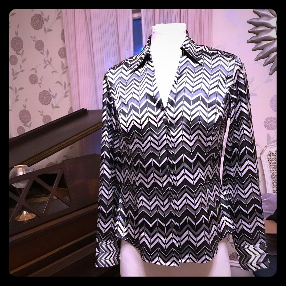 Ann Taylor 6 P like new polyester blouse. Pretty